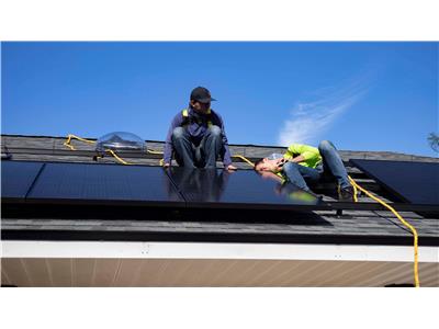 Montaż paneli fotowoltaicznych na dachu skośnym / Źródło: Raze Solar, Pexels