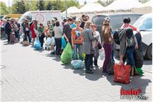 Uczestnicy pikniku ustawiali się po sadzonki w długich kolejkach Uczestnicy pikniku ustawiali się po sadzonki w długich kolejkach