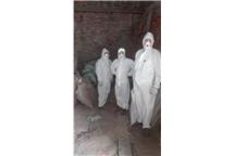 Pracownicy specjalistycznej firmy w trakcie usuwania azbestu
