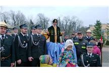 Król Baltazar poruszał się strażacką łodzią ratunkową Król Baltazar poruszał się strażacką łodzią ratunkową