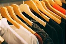 Fast fashion: zagrożenie dla środowiska i ludzi – prawda o taniej modzie