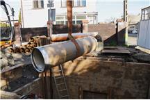 Opuszczanie rury osłonowej do komory