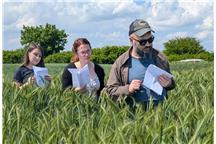 Wynalazca, dr hab. Kamil Kamiński z zespołem na polu eksperymentalnym