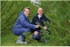 Przedstawiciele NIWater i Resourceful Organics na polu z wierzbami