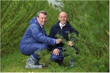 Przedstawiciele NIWater i Resourceful Organics na polu z wierzbami Przedstawiciele NIWater i Resourceful Organics na polu z wierzbami
