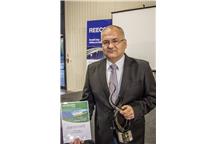 Prezes Zarządu PORT PC Paweł Lachman z pucharem Renexpo 