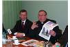 Ks. Kazimierz Kurek prezentuje plakat akcji. Po lewej: Henryk Milcarz