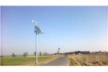 Lampy na energię słońca i wiatru oświetlają ulicę w Lisowicach Lampy na energię słońca i wiatru oświetlają ulicę w Lisowicach