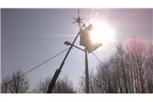 Lampy na energię słońca i wiatru oświetlają ulicę w Lisowicach