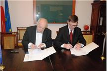 Na zdjęciu od lewej: Stanisław Adamczak i Henryk Milcarz Na zdjęciu od lewej: Stanisław Adamczak i Henryk Milcarz