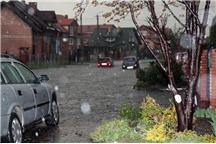 Zmiany klimatu oznaczają m.in. coraz silniejsze nawałnice Zmiany klimatu oznaczają m.in. coraz silniejsze nawałnice