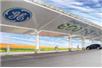 Futurystyczna stacja ładowania pojazdów elektrycznych GE zasilana słońcem.